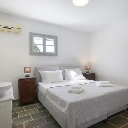 Rinia - Seaview Villa Náoussa